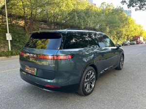 Lynk & Co 900