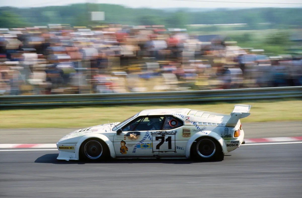 Гоночный BMW M1 Procar на трассе