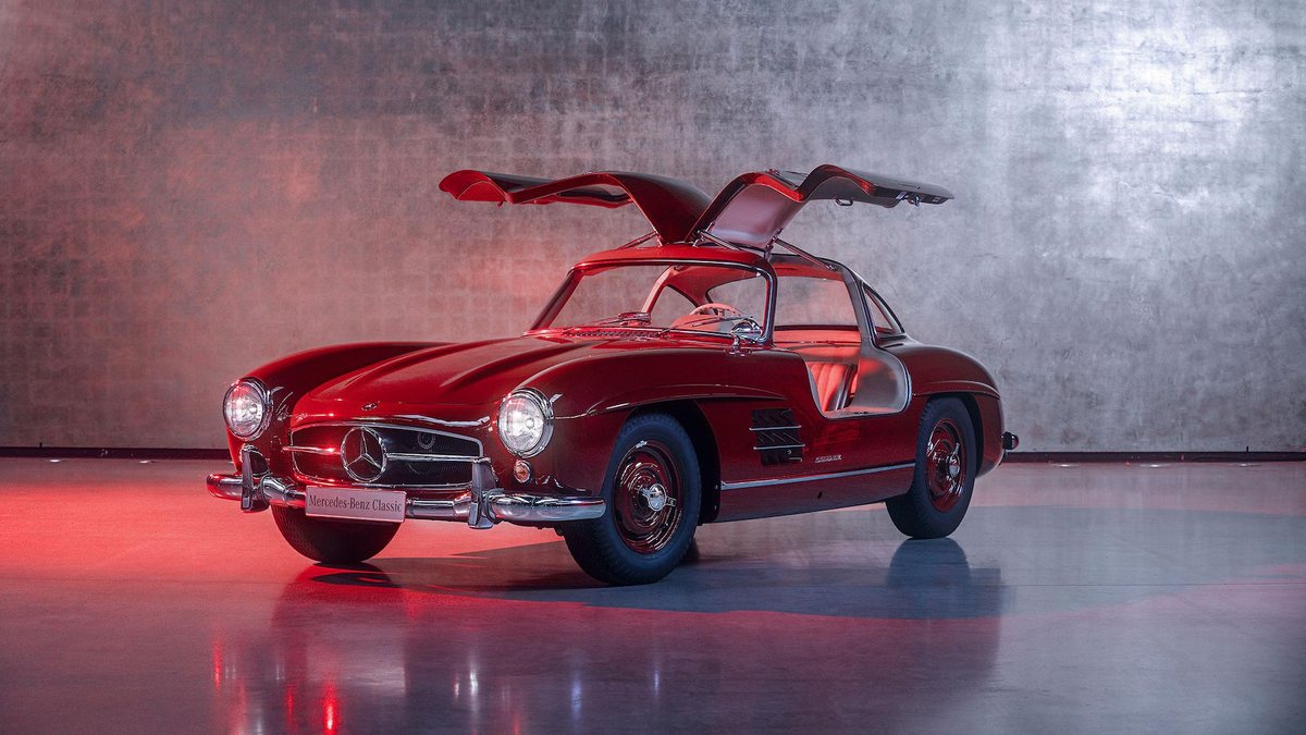 Mercedes-Benz 300 SL Gullwing с поднятыми дверями «крыло чайки»