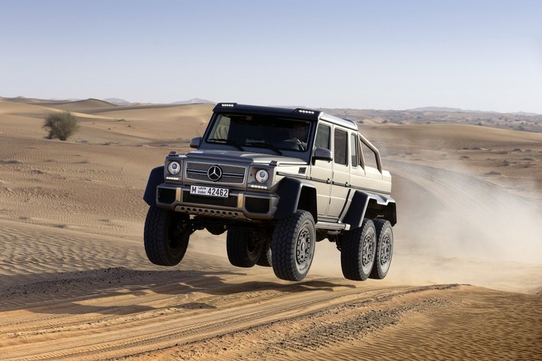 Шестиколёсный Mercedes-Benz G 63 AMG 6x6 в пустыне