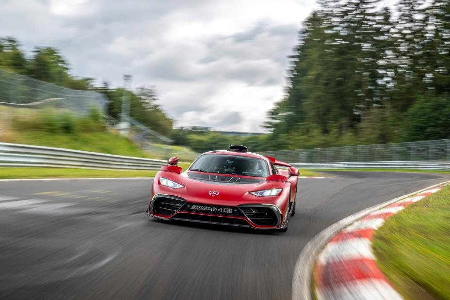 Гиперкар Mercedes-AMG One на трассе Нюрбургринг